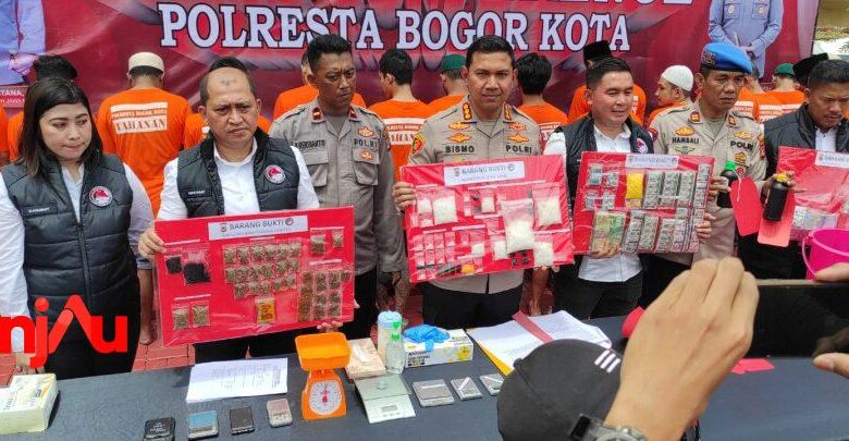 Kombes Bismo Teguh Prakoso menghadirkan 21 tersangka pengedar narkoba di halaman Mako Polresta Bogor Kota