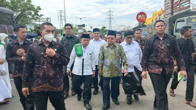 Jusuf Kalla berjalan ke lokasi acara harlah Satu Abad NU