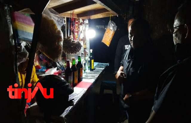 Tim Kujang Polresta Bogor Kota menggeledah sejumlah warung kelontong