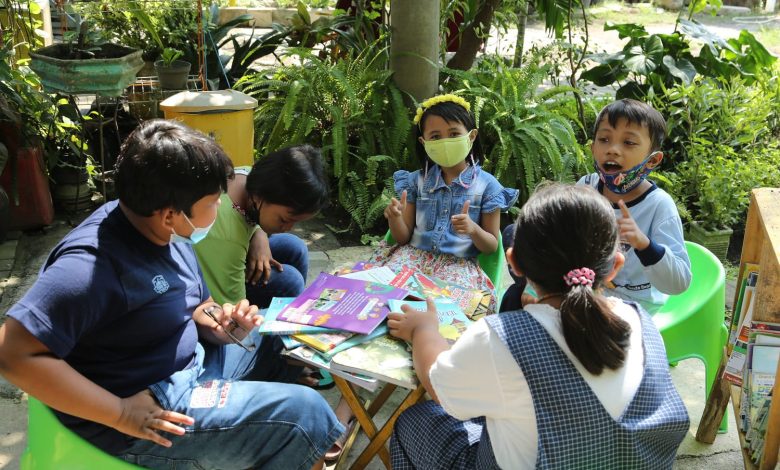 Anak-anak Pengunjung Taman Baca di Surabaya