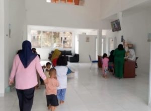 Masyarakat umum datang ke Klinik KJP untuk berobat.