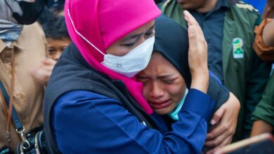 Gubernur Jatim Khoffifah Indar Parawansa dengan kelurga korban ledakan petasan Blitar.