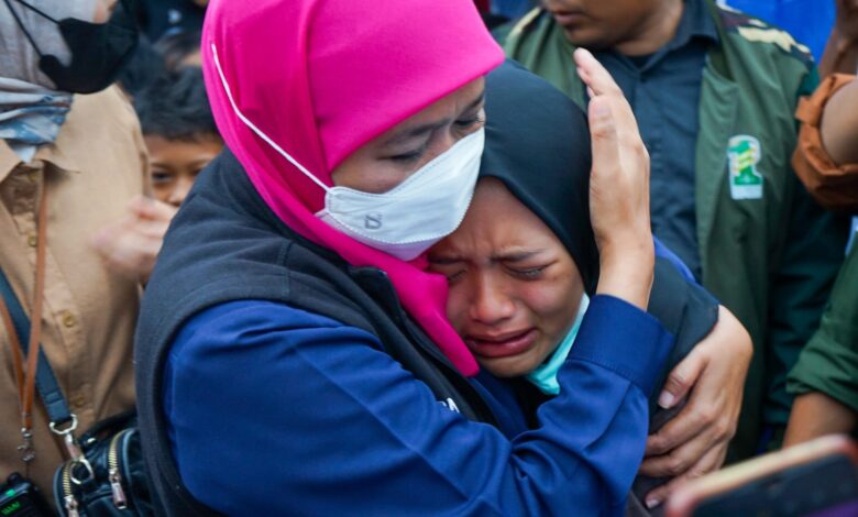 Gubernur Jatim Khoffifah Indar Parawansa dengan kelurga korban ledakan petasan Blitar.