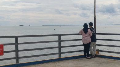 Warga Balipapan - Kalimantan Timur menikmati pemandangan sore hari di Pantai Dusit