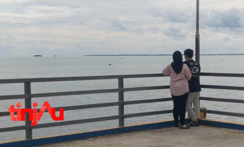 Warga Balipapan - Kalimantan Timur menikmati pemandangan sore hari di Pantai Dusit
