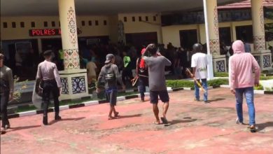 Suasana saat ratusan warga menyerang Polres Malinau