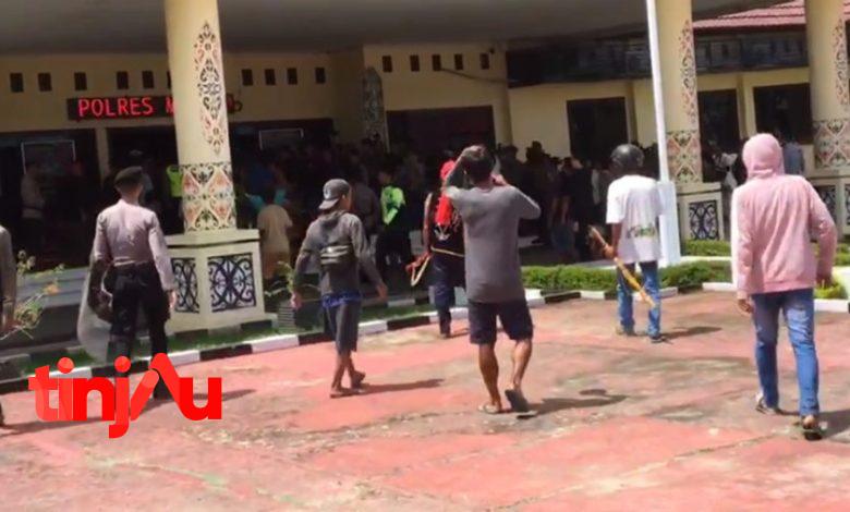 Suasana saat ratusan warga menyerang Polres Malinau