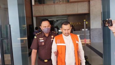 Tersangka HA saat digiring petugas Kejati Kaltim