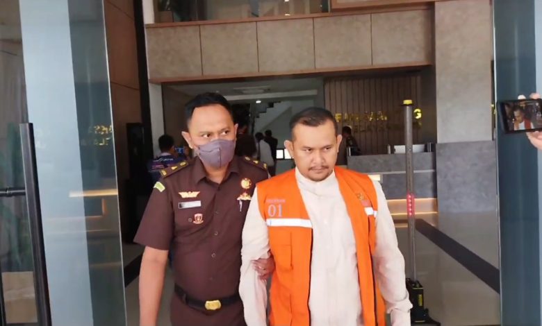 Tersangka HA saat digiring petugas Kejati Kaltim