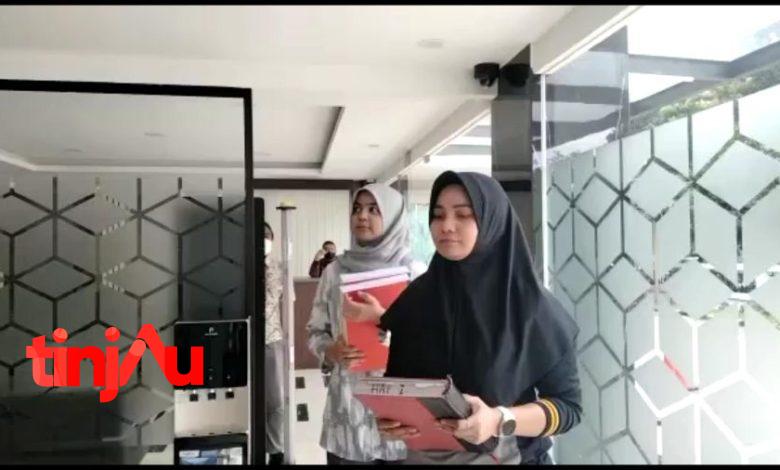 Penyidik Subdir Renakta Ditreskrimum Polda Jatim, Jumat (3/2/2023) telah menyerahkan berkas tahap pertama untuk tersangka kasus KDRT dengan tersangka Ferry Irawan ke Kejaksaan Tingi (Kejati) Jatim.