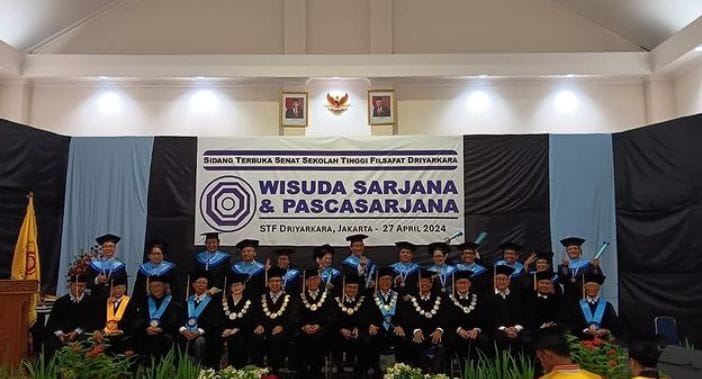 Wisuda STF Driyarkara